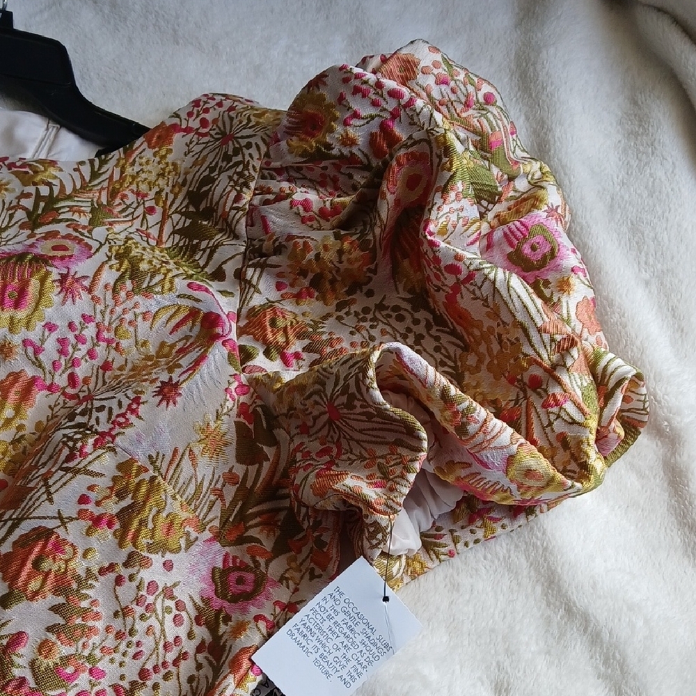 Dress Olive Floral Smocked The Sleves are puffy. - Picture 4 of 15